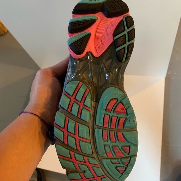 Woman’s ASICS athletic shoe - Picture 6 of 7